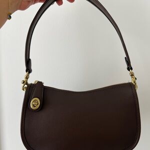 Elegant Coach Leather Shoulder Bag